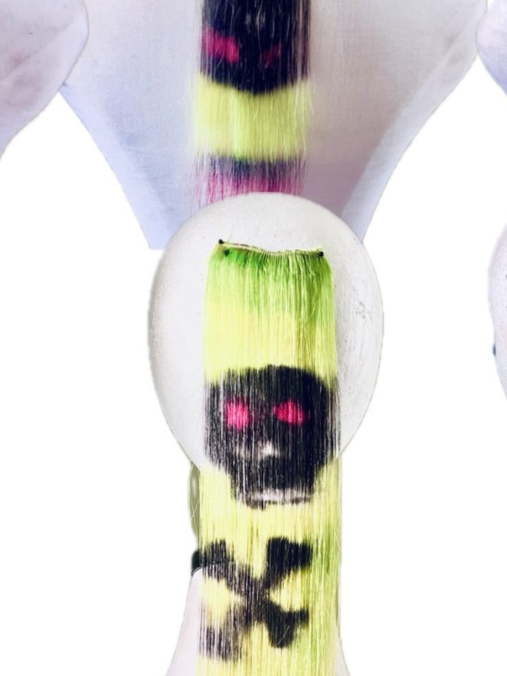 Hair extension: neon yellow, skull print